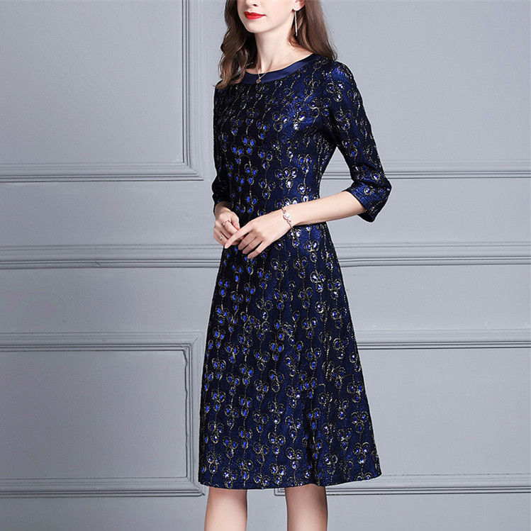 秋天别老穿土气的衬衫，穿穿长款“冻龄裙”，显瘦显高，超迷人