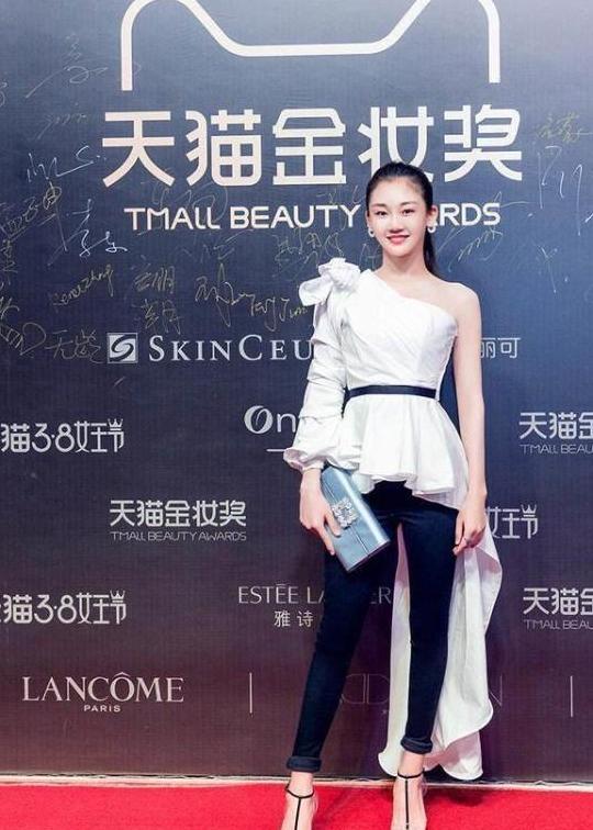 《芳华》女主真会穿! 铅笔裤搭配恨天高, 网友: 冯导眼光就是好