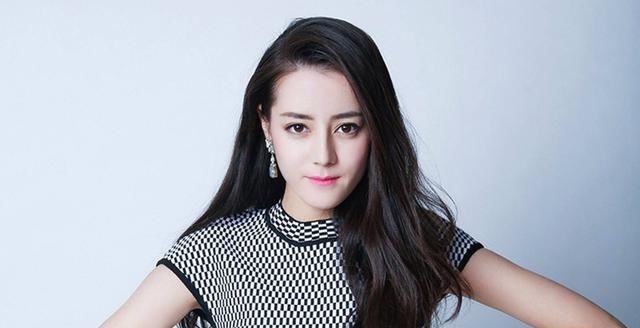  『称为』伊朗8岁小女孩被网友称为“小迪丽热巴”，还真有点相像