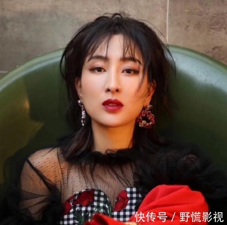  [气质]“马漂亮”称号真不是白叫的，泡泡袖波点上衣配阔腿裤，减龄时髦