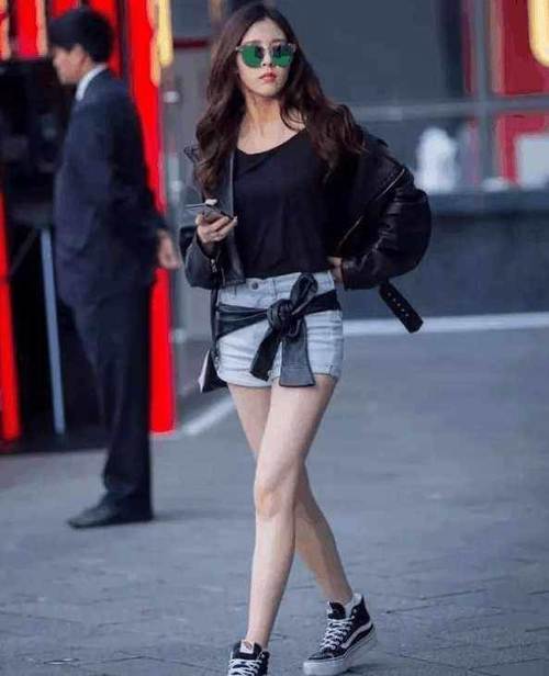 紧身裙更显时髦女人味，性感身材被紧紧包裹，秀出妩媚的曲线！