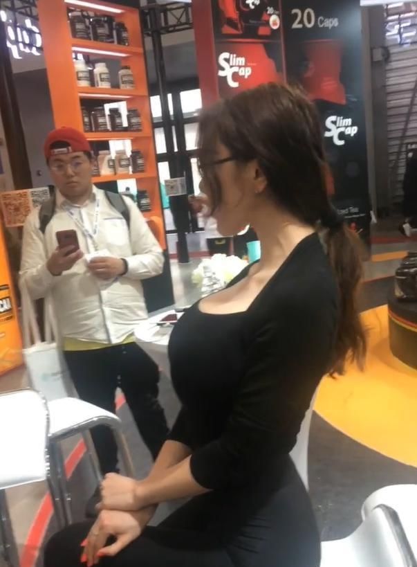 #蚂蚁#小蛮腰过时了?美女穿出欧美范的“蚂蚁腰”