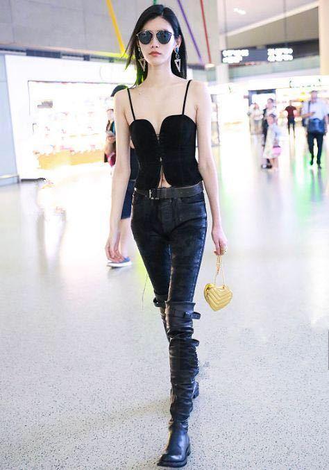 超模奚梦瑶刚换下马丁靴，可又穿上过膝长靴了，真的不热吗？