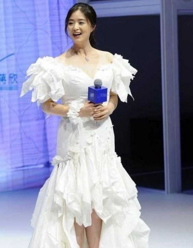 蒋欣豁出去了，竟把“卫生纸”穿在身上，网友：上围有料太撩人！