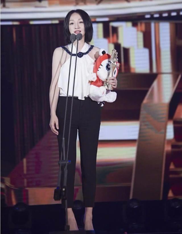 周迅是真老了,脸部皱纹很明显,穿再好看也没了当年的灵气!