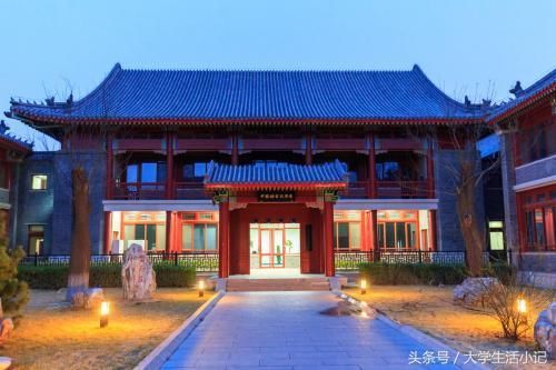 小明和小华考上北大,一个本科生,一个考研考的