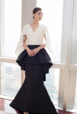 富豪愿为她月出500万，前夫入狱才知她已婚，38岁熟女魅力逼人