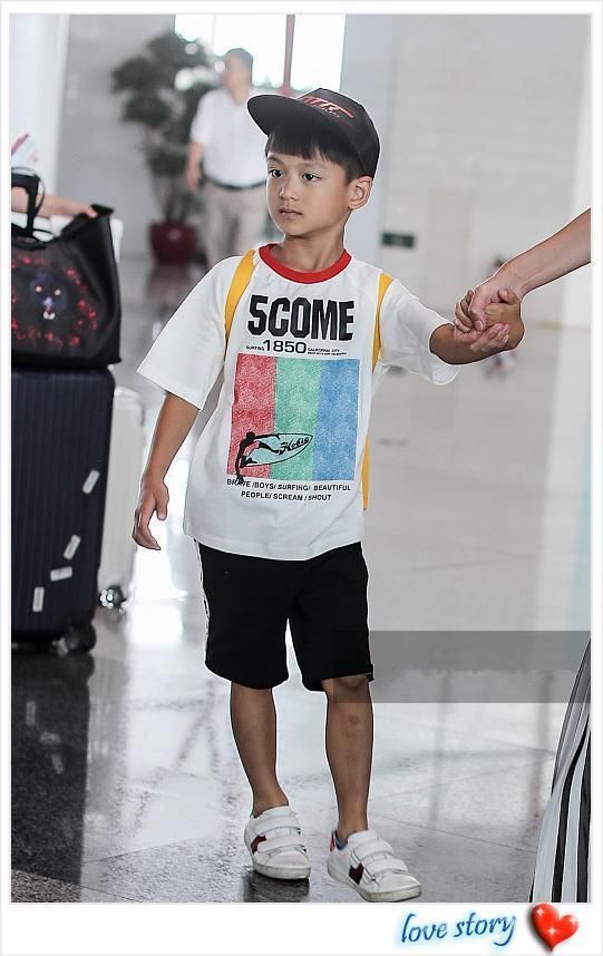 叶一茜好不容易穿美一回，却被小亮仔抢镜，网友直呼：基因太强大