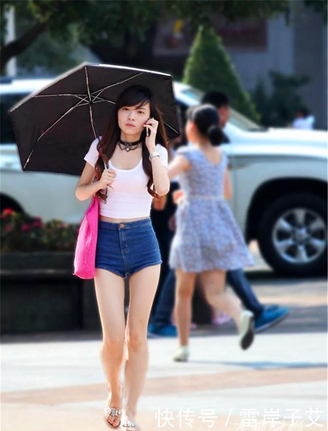  【个性】穿搭上一双个性的高跟凉鞋，显得特别的有魅力，充满着优雅的气息