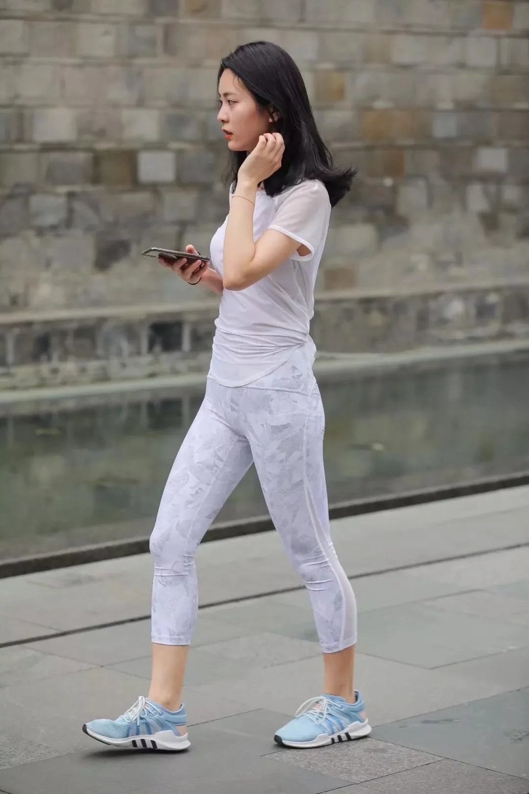 街拍路人，炎热的夏日就该这样打扮自己，无需过多修饰也能美美哒