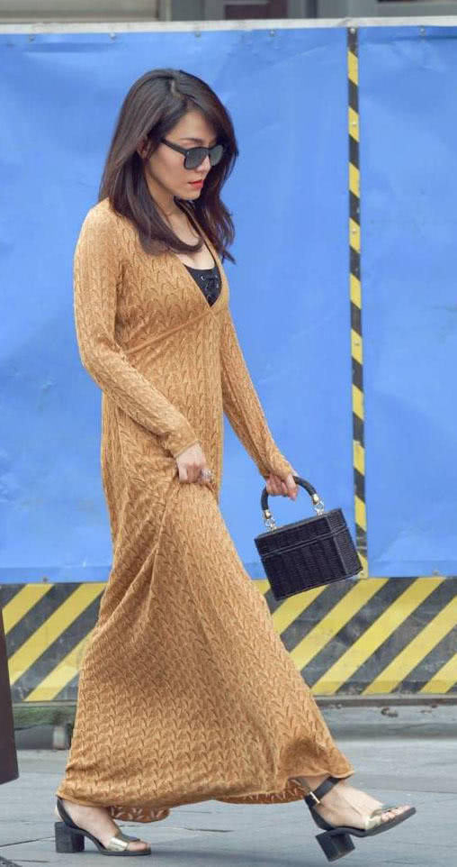 成熟小姐姐穿紧身连衣裙勾勒出丰满圆润的上围，身材火辣风情万种