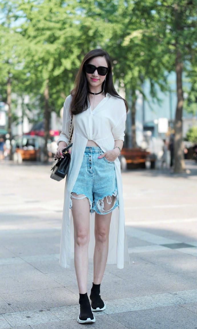 街拍:长得有点像混血儿的时尚小姐姐，衣服搭配非常气质!