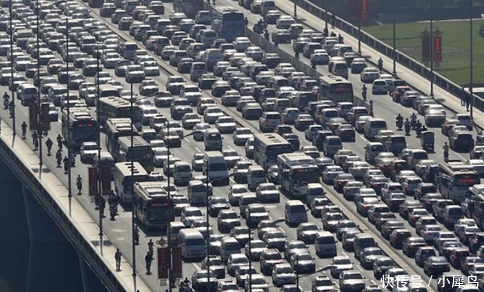 中国最严重的一次堵车：堵车12天，附近居民一桶泡面卖出“天价”