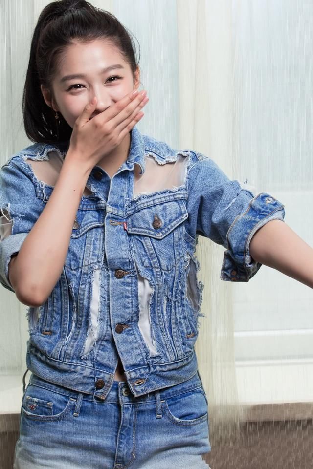 穿同样的卫衣！景甜玩下衣失踪，杨幂当裙穿，关晓彤却穿成了村姑