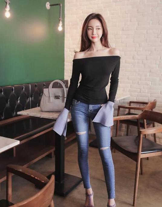  亭亭玉立：街拍：亭亭玉立 的美女，一条浅蓝色的连衣裙，时尚优雅美丽大方