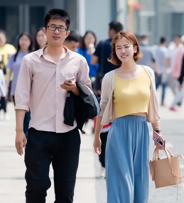  右脚：这裤子火了：“迈右脚是真裤子，迈左脚是假裙子”，潮人都在穿