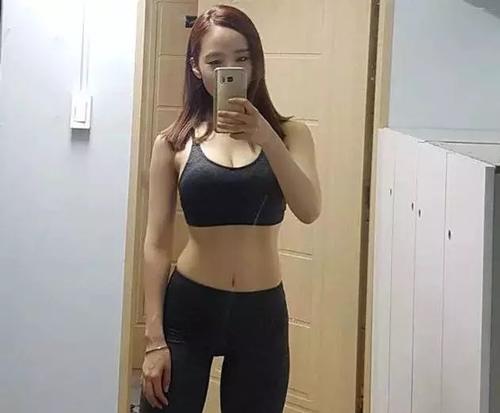 楚楚动人的紧身打底裤美女，纤细的腿部，尽情展现丰腴迷人身材！