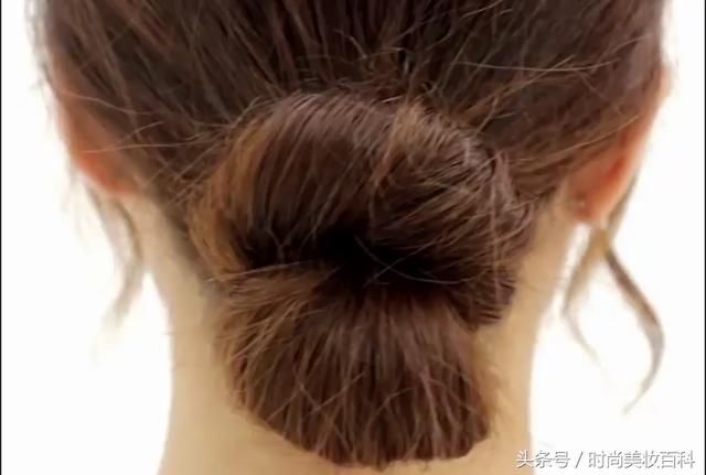 美妆教程夏日里三种适合女生的发型，分分钟就能搞定