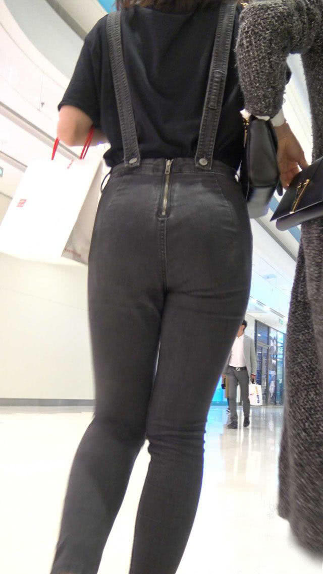 小姐姐穿黑色紧身裤细腰的人体美学，就是一件动感的艺术品