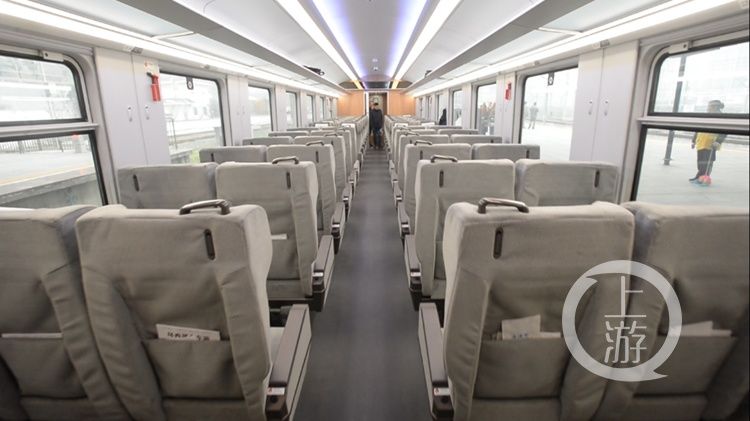 “绿巨人”复兴号来渝首秀 乘客感慨记忆里的绿皮车又回来了