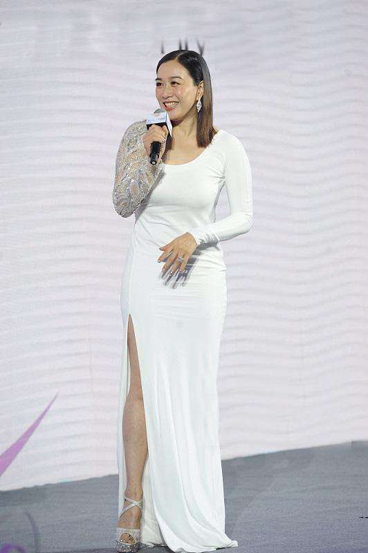 48岁钟丽缇现身活动, 穿紧身开叉裙秀丰腴身材, 尽显成熟妩媚气质