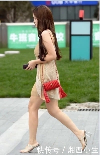 街拍：气质甜美秀气的长发美女，一袭丝制连衣裙，微风飘飘，仙气