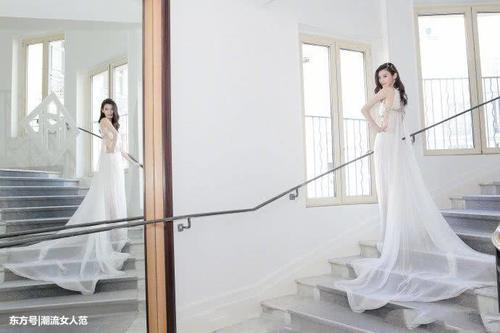 奚梦瑶穿吊带裙惊艳全场,大长腿很惊艳,气质真的很重要!