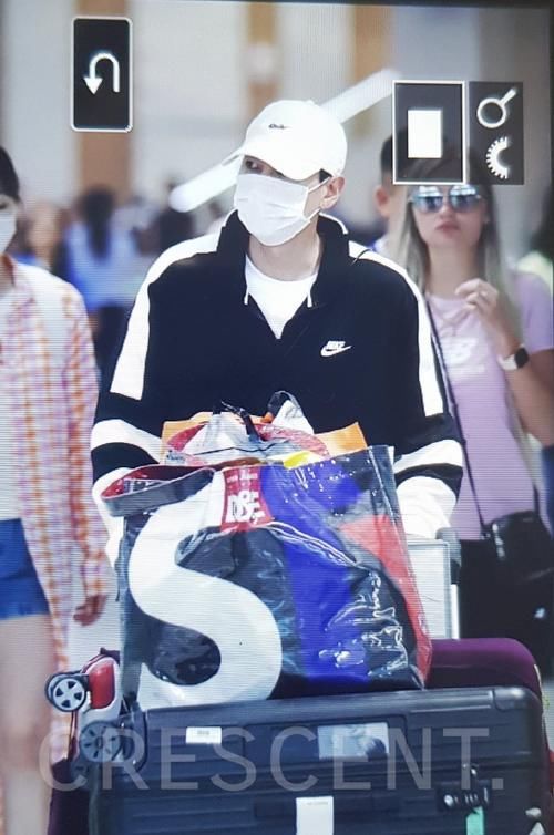 短暂的家族旅行结束!银赫仁川入境满载而归