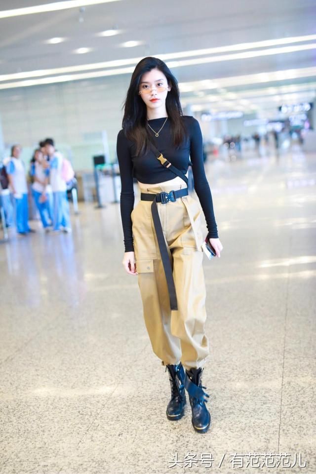 奚梦瑶太疯狂了，只穿“半件”黑色T就出门，网友：掉下来咋办？