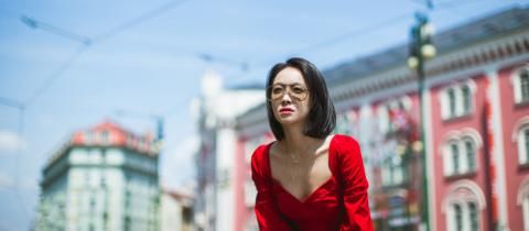 宋茜太拼了！这么低胸的衣服也敢穿出门，网友直呼“太性感”！