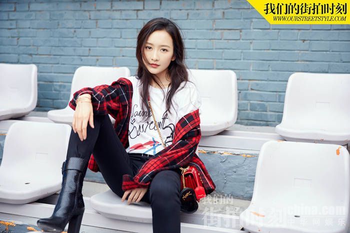 王鸥简约干净的黑白look 酷帅街头风摇滚范儿十足