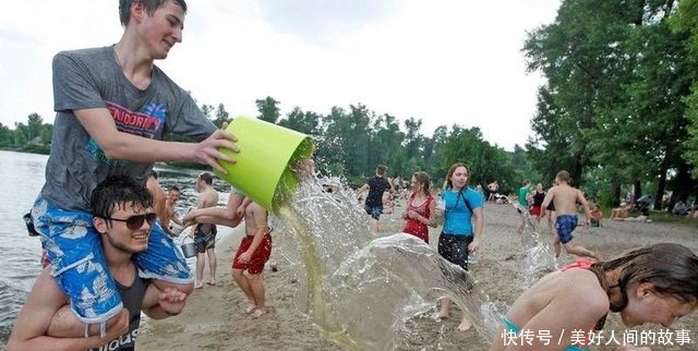 实拍乌克兰泼水节美女大胆豪放，外国游客常抱得美人归