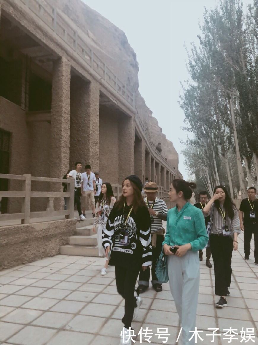 赵薇晒莫高窟照再惹质疑：不知道禁止拍照？了解真相后莫名心疼她