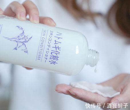 「脸上」爽肤水直接''上手拍''?别听美妆博主瞎说了,这样做浪费水还伤脸