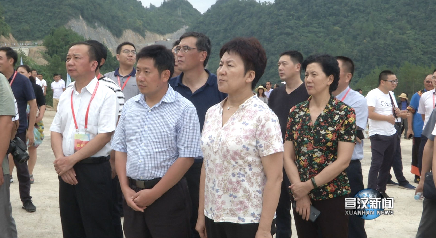 巴山大峡谷文旅扶贫景区开园开展游园活动