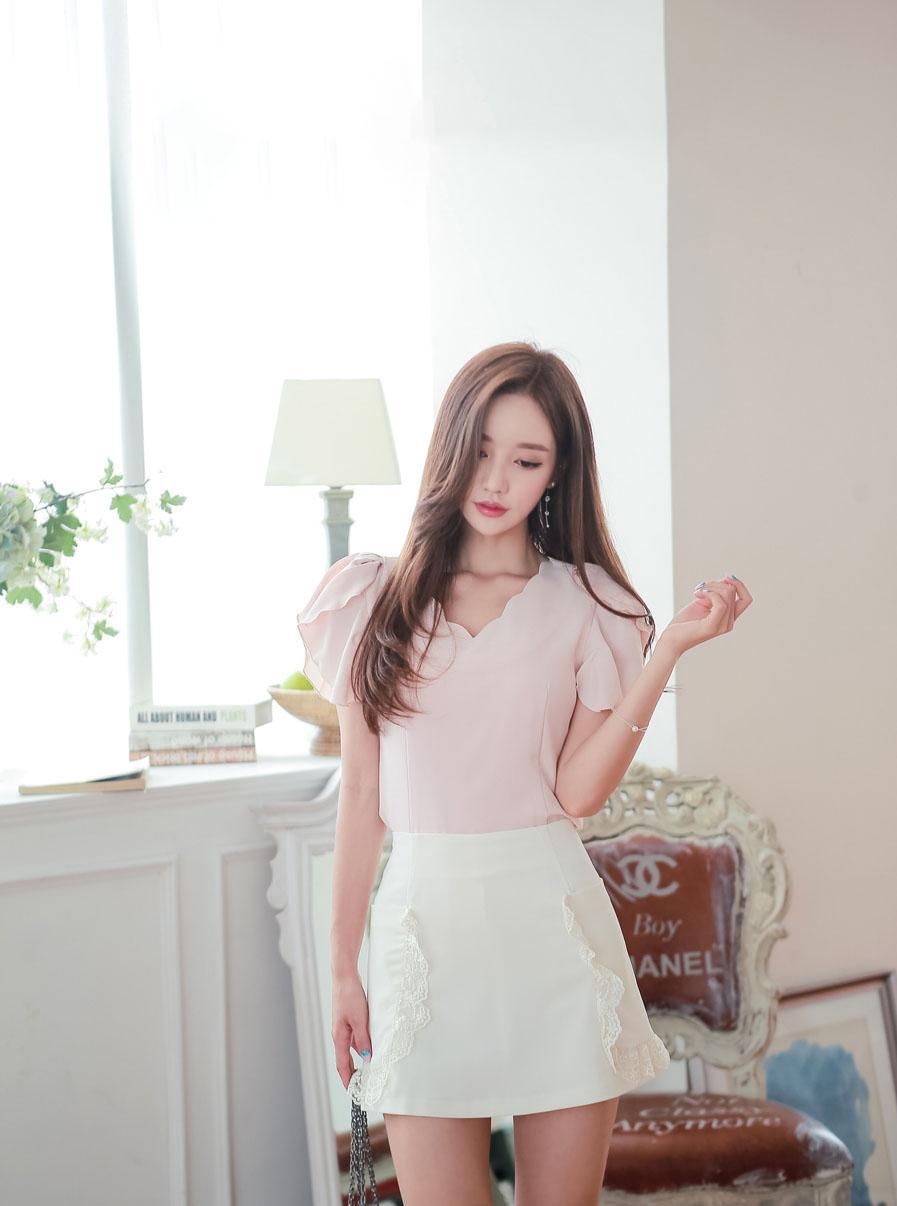 街拍性感嫩模孙允珠波浪花领白梯形抹胸包臀裙