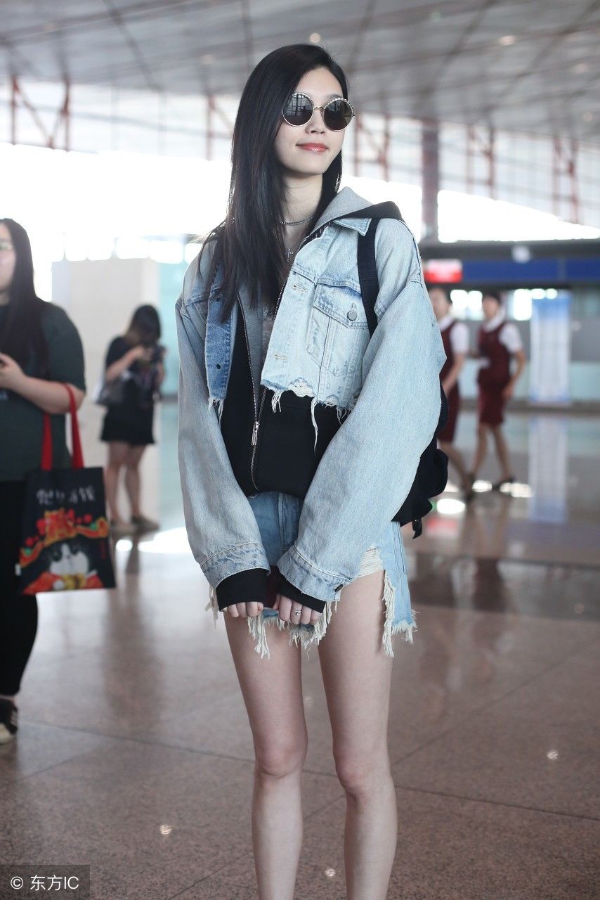 超模奚梦瑶机场秀美腿，粉丝提醒衣服滑落了