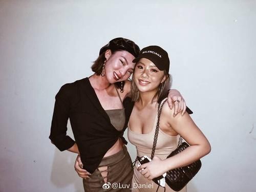 王菊暴瘦露腹肌小蛮腰 低胸露脐装身材火辣