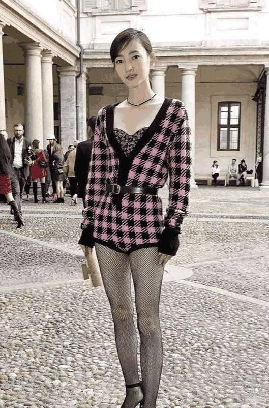 王丽坤胆真大!连体裤穿渔网袜，给人一种风情舞女的既视感