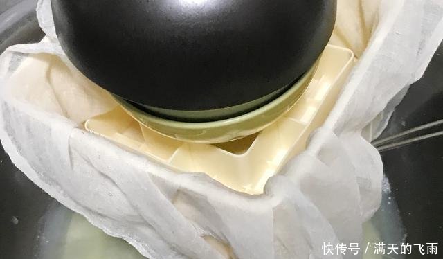  「做出来」想吃豆腐出不去，咋办那就用黄豆和白醋在家做一块豆腐来吃