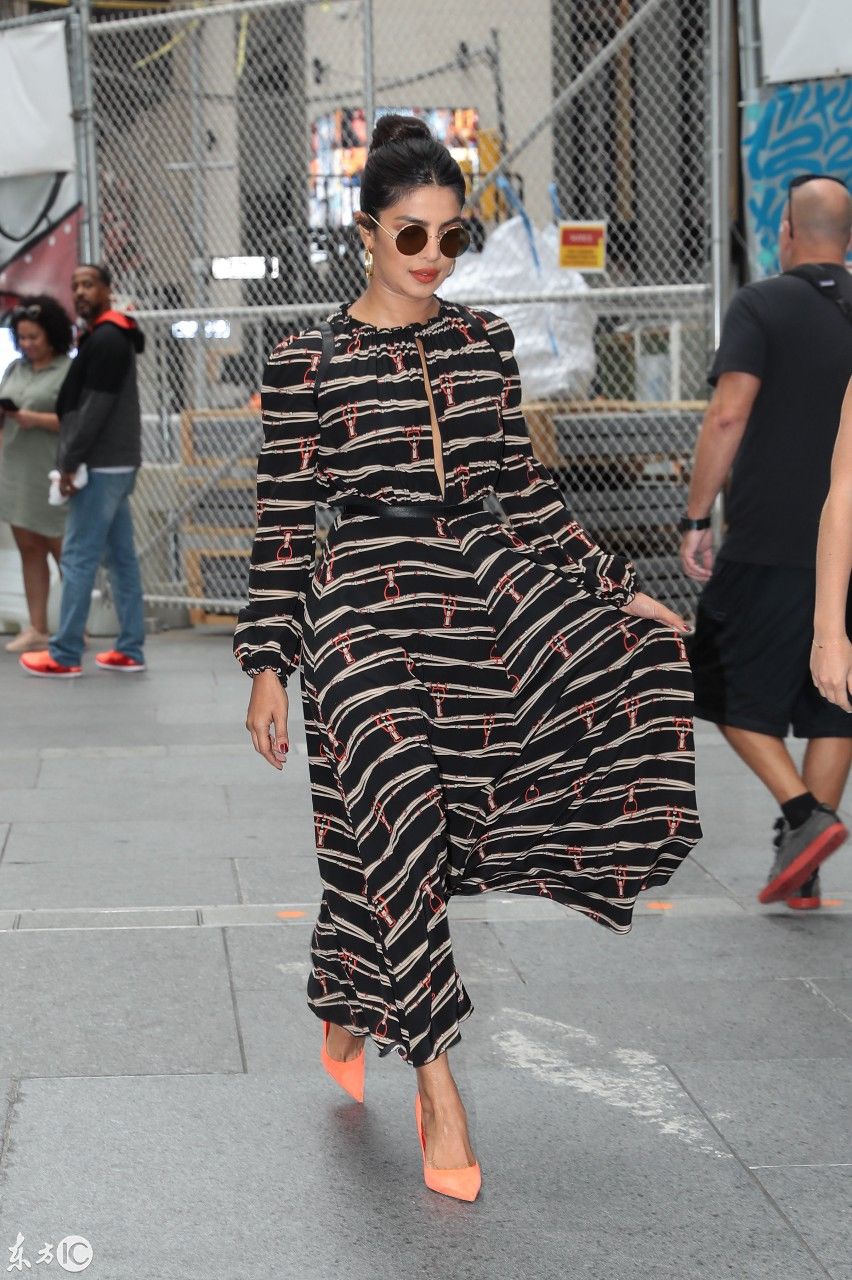 时尚扫街印度影星朴雅卡乔普拉，条纹长裙漫步纽约街头