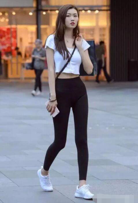 街拍：气质温柔的小姐姐看起来太美了，身材也是非常的好