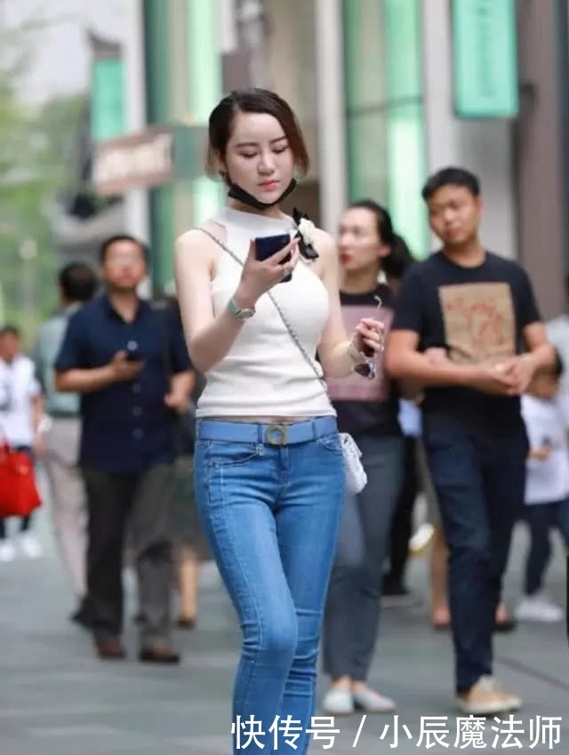  蓝色|路人街拍，靓女蓝色牛仔裤搭配挂脖式样的背心，看着清爽怡人