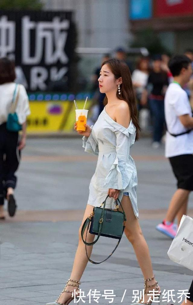 『美女』街拍:美女正因为有了高跟鞋的加持,搭配才显得足够的性感