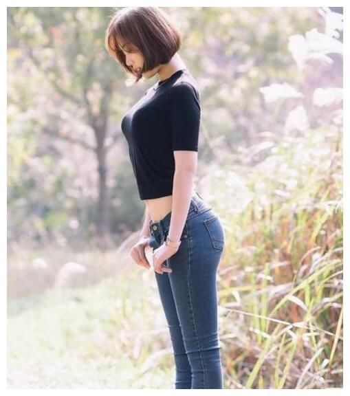 清新文雅的紧身打底裤美女，穿出修身显瘦的魅力，充满时尚的气息