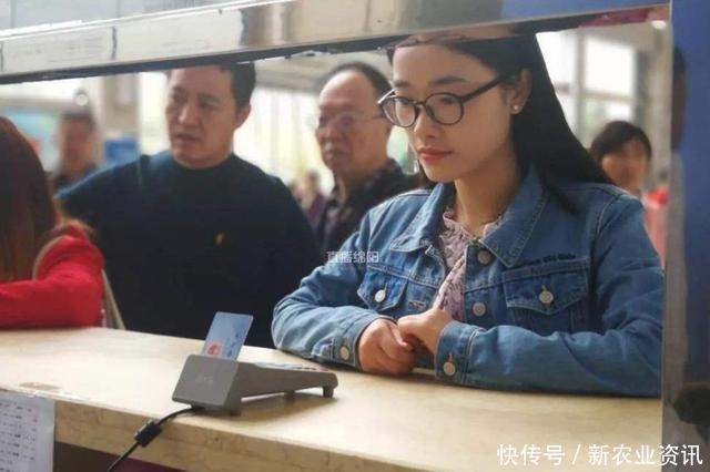 别人的退休证是“绿本”，自己的却是“红本”？哪种待遇更好？