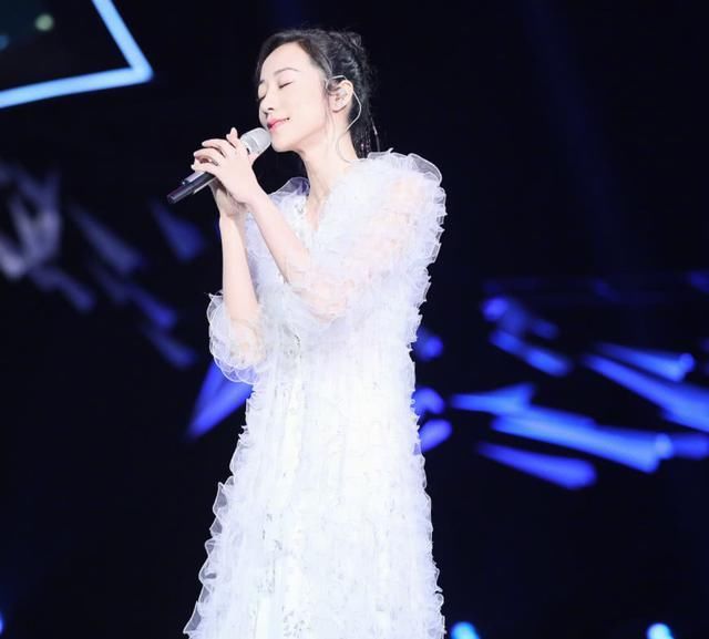 看似仙气十足的裙子,穿在韩雪身上怎么有点“肿”呢?