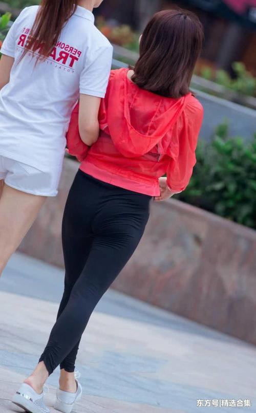 街拍：小姐姐黑色紧身裤勒出了全身的曲线，秀出了一双修长的美腿