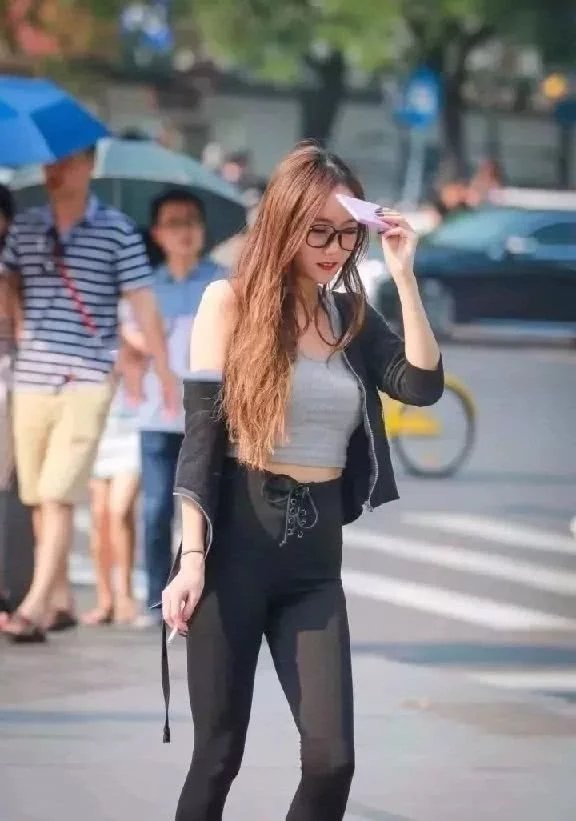 漂亮气质小姐姐，时尚穿搭紧身运动装彰显曼妙迷人身姿，复古黑框