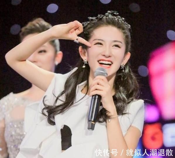 董卿主持中央电视台